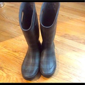 BOGS waterproof green and black checkered boots